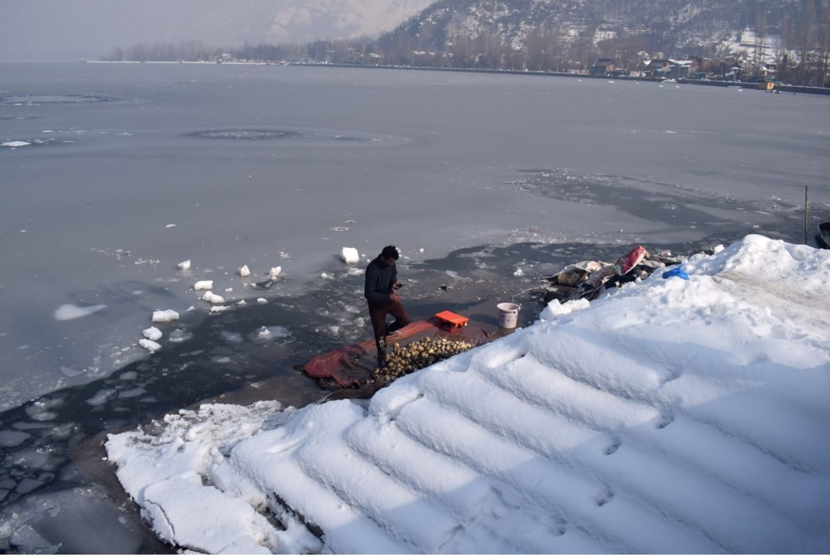 Jammu Kashmir Weather Update Latest News in Hindi valley in grip of cold wave, mercury of night reached minus 7.8