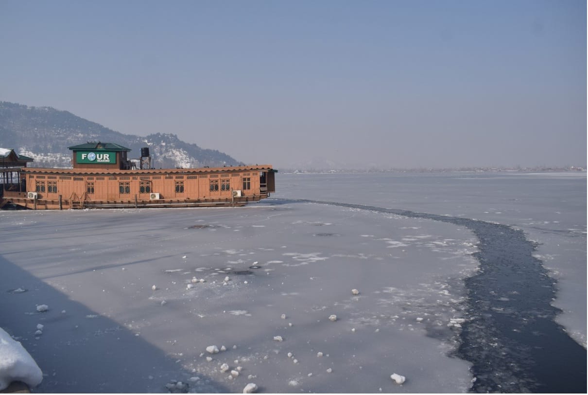 Jammu Kashmir Weather Update Latest News in Hindi valley in grip of cold wave, mercury of night reached minus 7.8