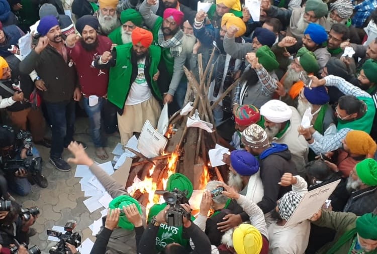 Kisan Andolan: Farmers burn copies of farm laws at Kundli border