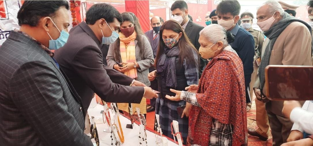 Hathras: Coral-pearl entrepreneurs speak to the governor, some days back
