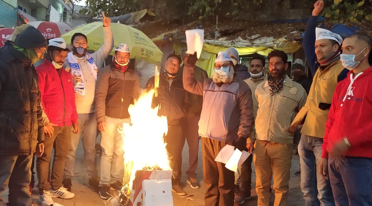 Copies of agricultural laws burned on Lohri
