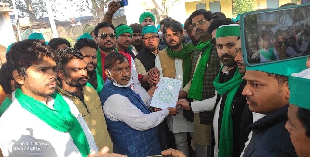 Hathras: Farmer again reached Collectorate, gave memorandum to ADM regarding various demands