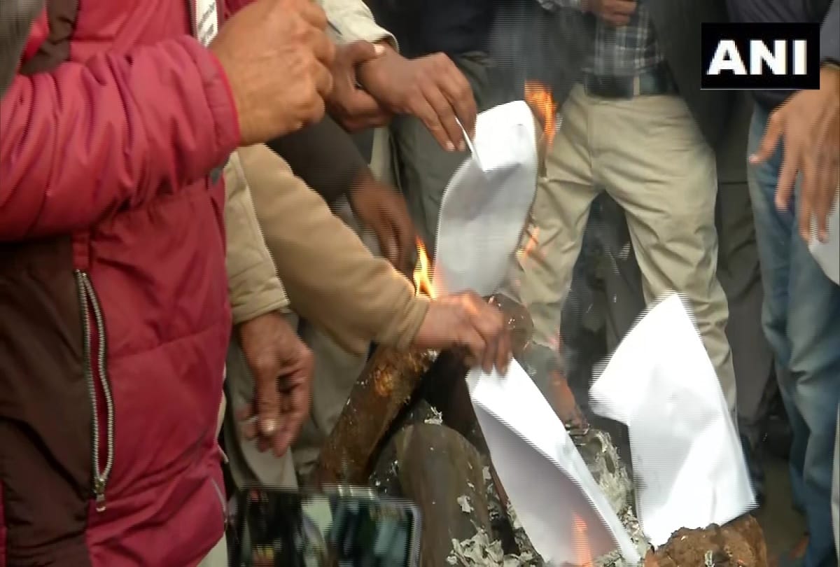 Farmers burn copies of Agriculture laws says we will not return till laws are withdrawn
