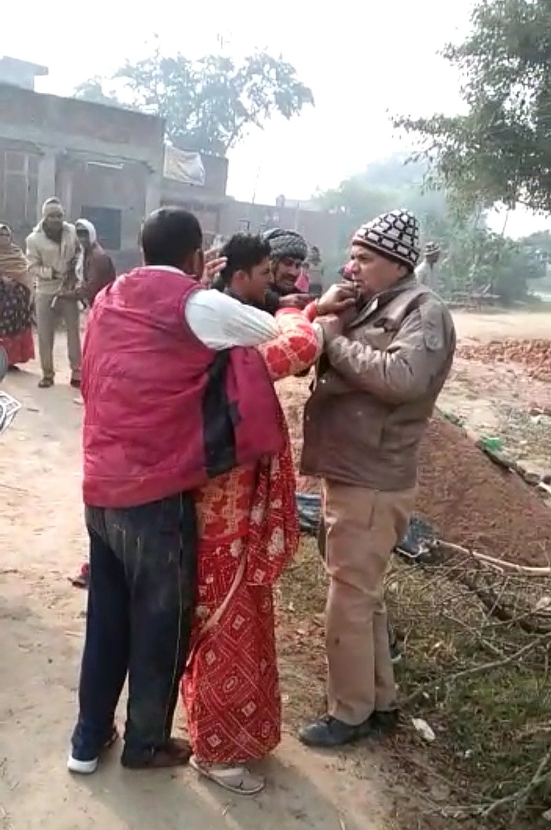 vivaad kee soochana par pahunchee pulis teem se maarapeet, ek giraphtaar