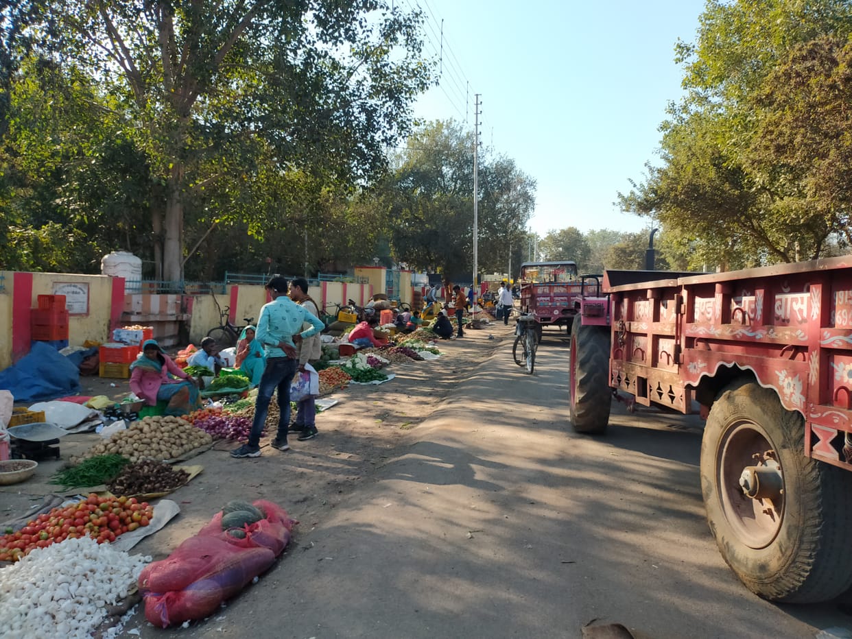 strugle between vegetable and galla trader