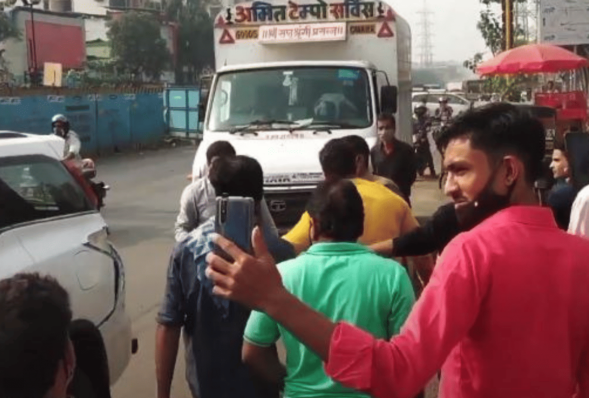 Bhojpuri Actor Khesari Lal Yadav misbehave bus driver after his suv accident