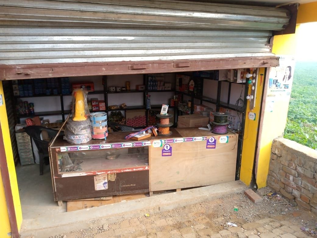 chaukee pulis senkatee rahee haath, laakhon ka saamaan paar
