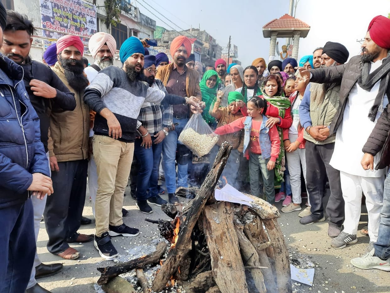 kisan andolan in uttarakhand latest news: farmers burnt new farming law hard copy on lohri 2021