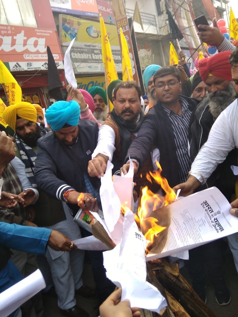 kisan andolan in uttarakhand latest news: farmers burnt new farming law hard copy on lohri 2021
