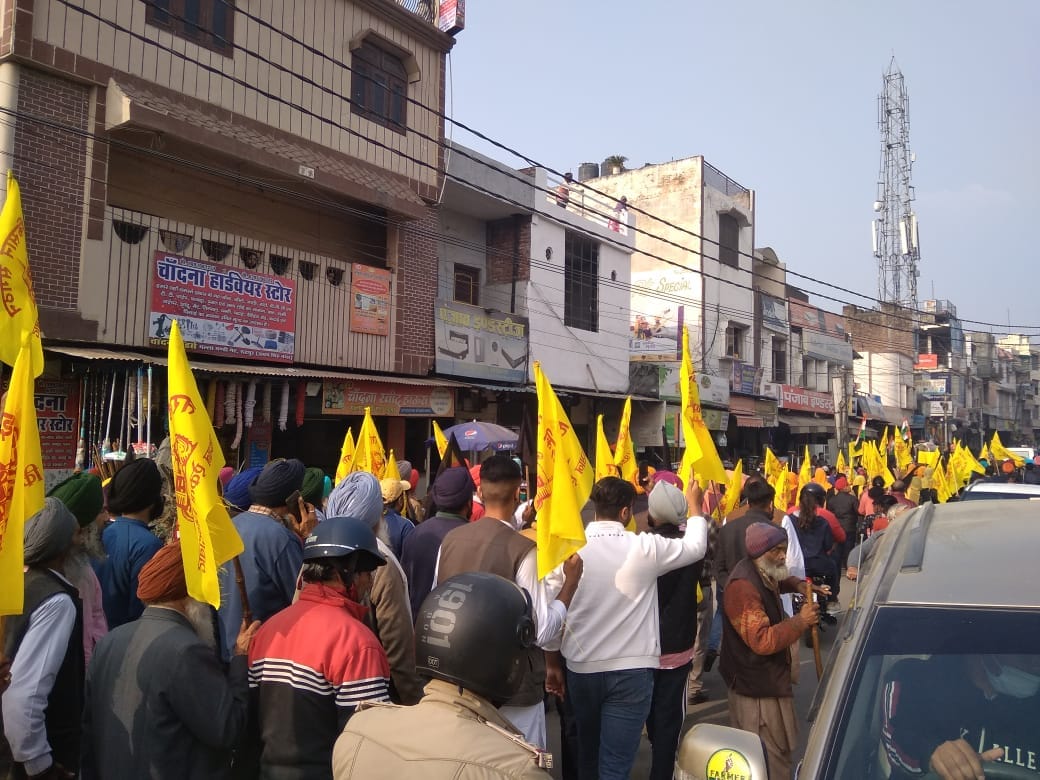 kisan andolan in uttarakhand latest news: farmers burnt new farming law hard copy on lohri 2021