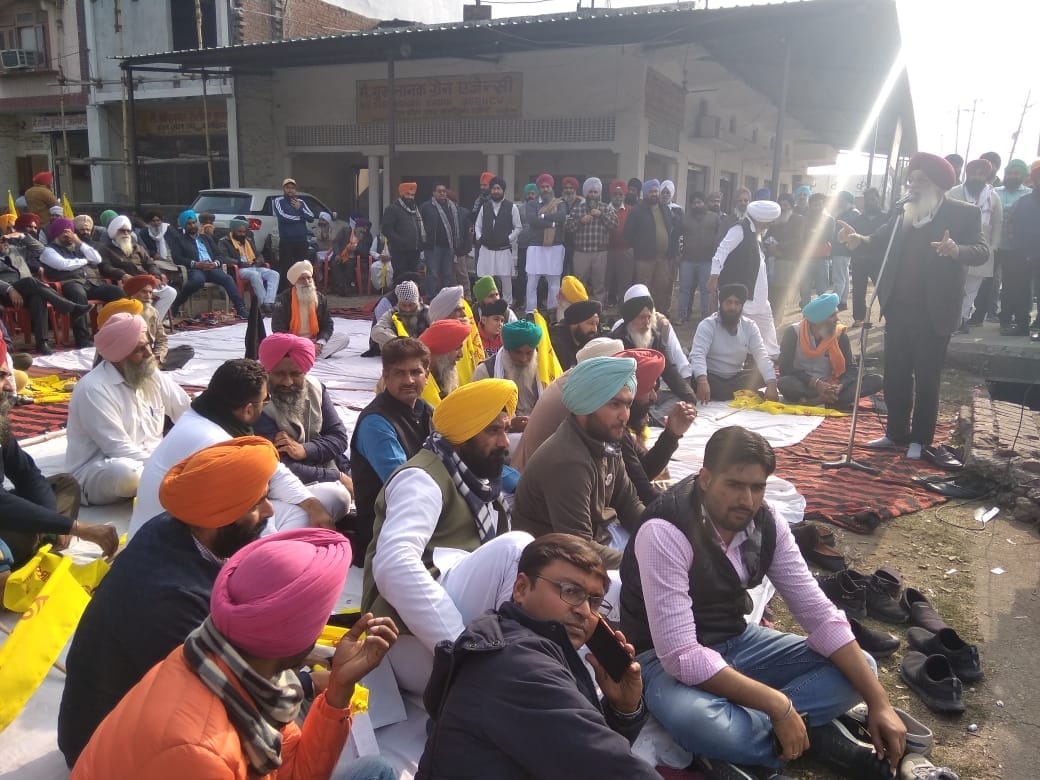 kisan andolan in uttarakhand latest news: farmers burnt new farming law hard copy on lohri 2021