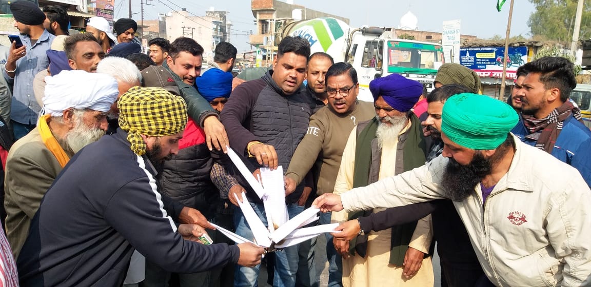 kisan andolan in uttarakhand latest news: farmers burnt new farming law hard copy on lohri 2021