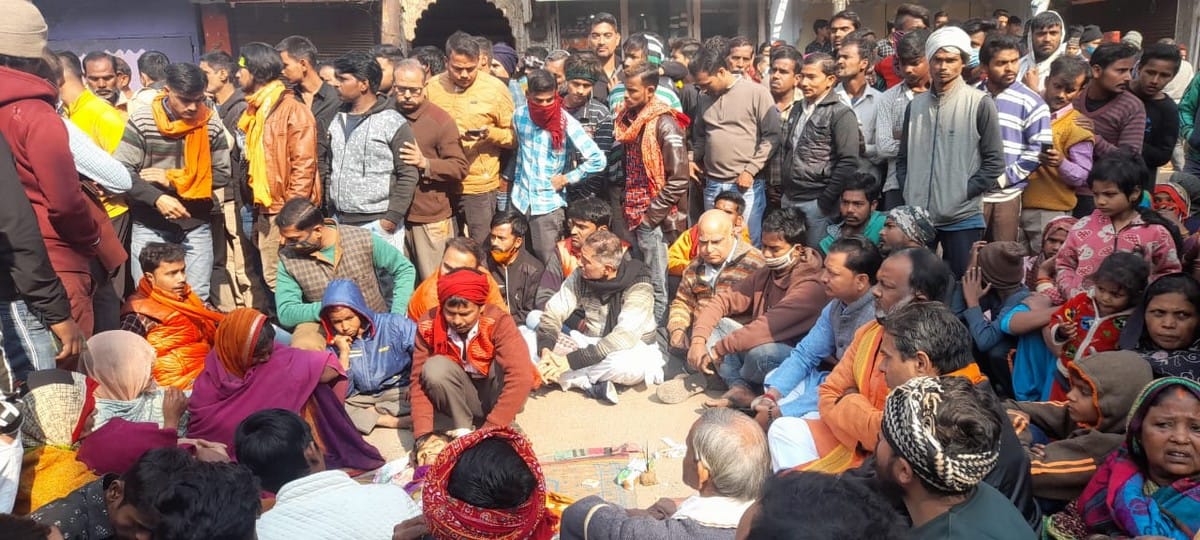 Man beaten to death after refuse to drink alcohol jammed with dead body in mirzapur up