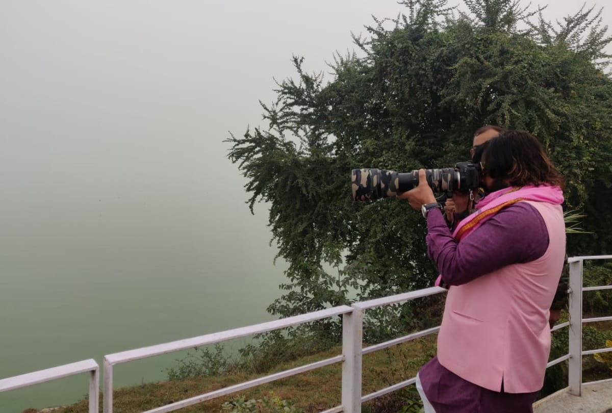 MP Ravi Kishan enjoys bird watch in Gorakhpur mahotsav 2021