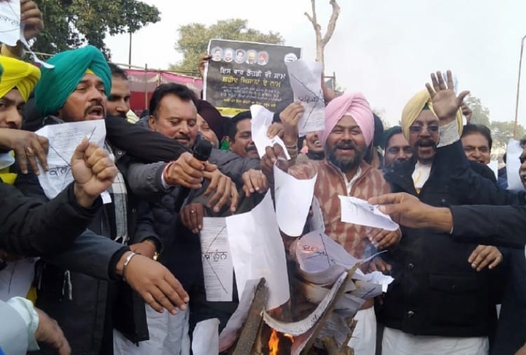 Farmers celebrated Lohri by burning copies of farm laws Punjab