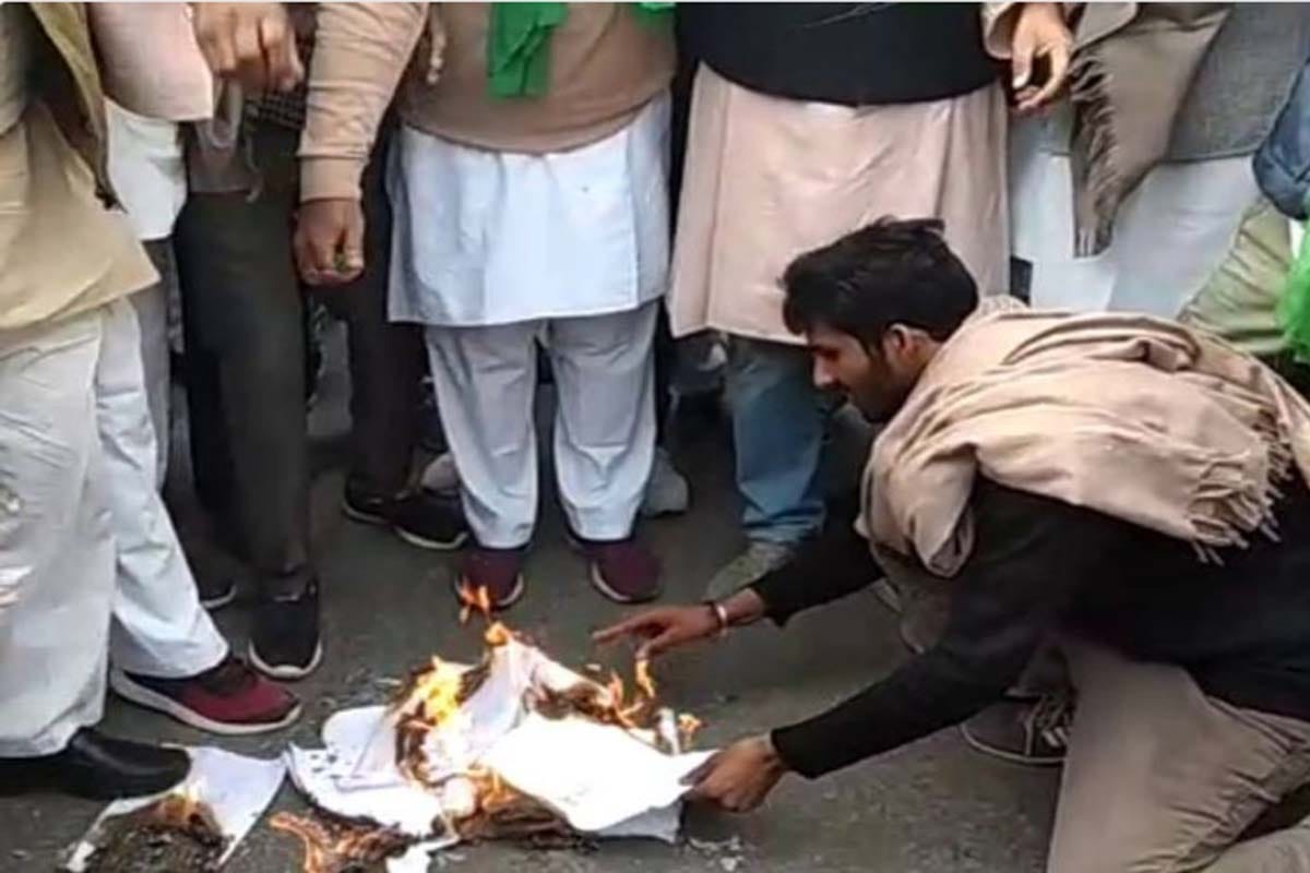 BKU workers demonstrated in Shamli By burning copies of agricultural law
