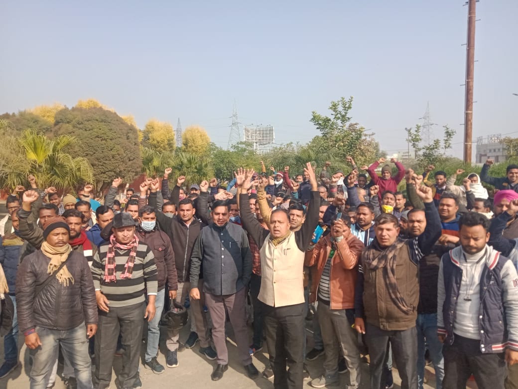Uttarakhand: Roadways employees strike from today, buses not running, passenger suffers