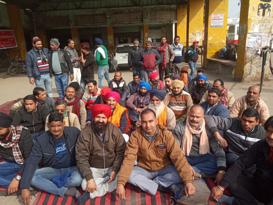 Uttarakhand: Roadways employees strike from today, buses not running, passenger suffers