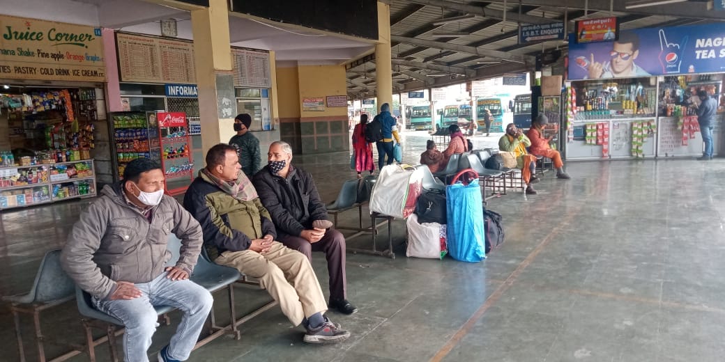 Uttarakhand: Roadways employees strike from today, buses not running, passenger suffers