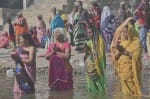 मकर संक्रान्ति पर्व के मौके पर सूरजघाट स्थित गोमती नदी पर स्नान कर सूर्य को नमन करतीं श्रद्धालु म