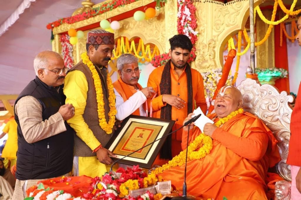 Self Sanatan Dharma Ratna Award given to Ashok Singhal