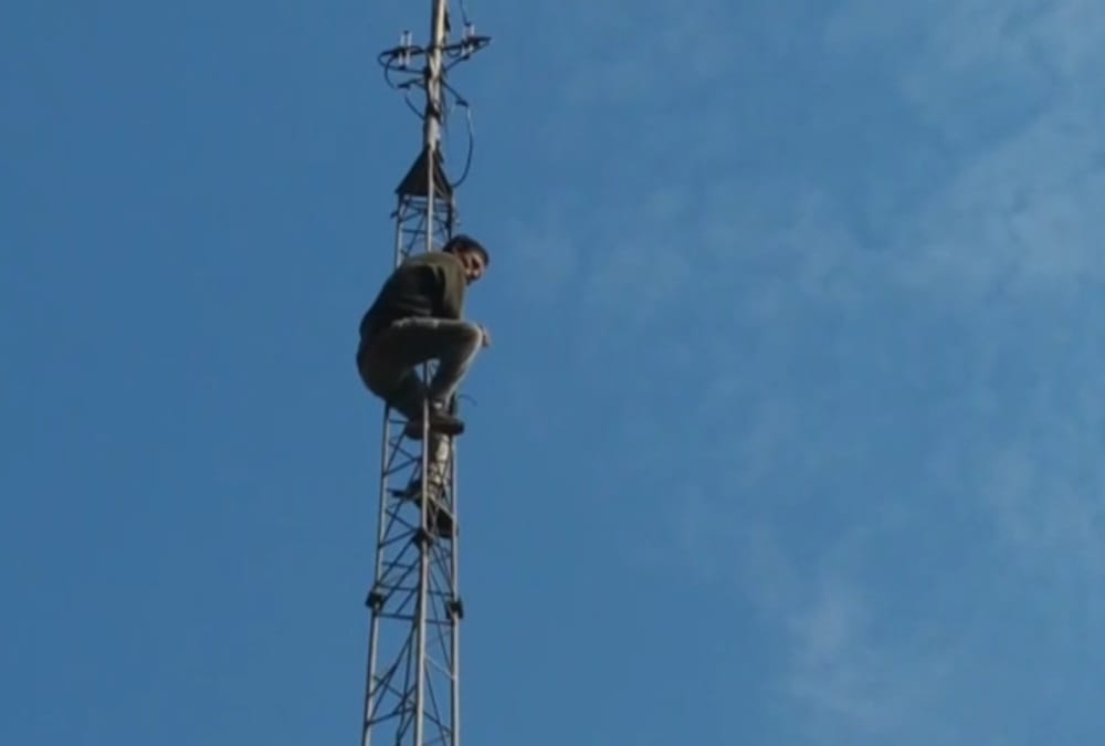 Uttarakhand Latest News: Two Protester Climbed on Mobile Tower For Road Winding demand in Chamoli Ghat