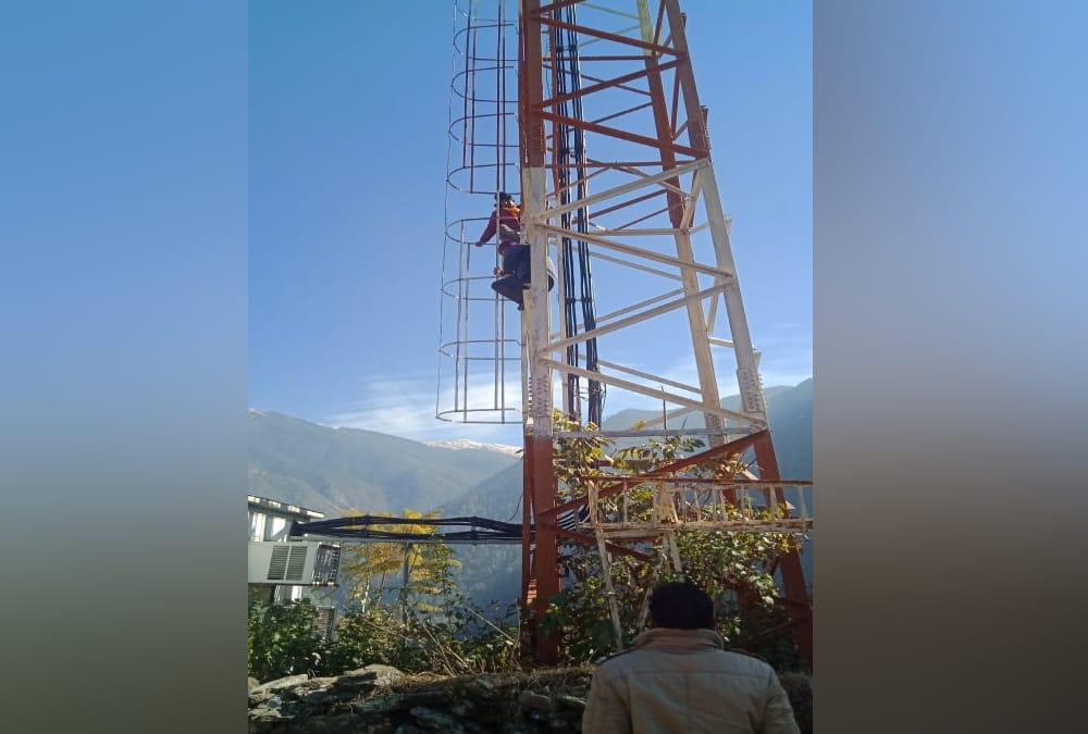 Uttarakhand Latest News: Two Protester Climbed on Mobile Tower For Road Winding demand in Chamoli Ghat