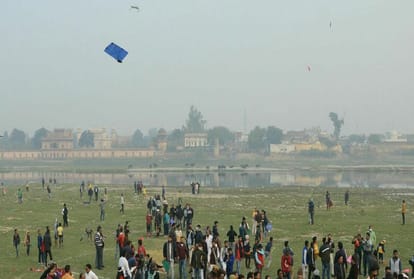 दिवाली बाद बिगड़ी आगरा की हवा: एक दिन में एक्यूआई 90 से बढ़कर 200 के पार, कार्बन मोनोऑक्साइड भी कई गुना अधिक Agra's air deteriorated after Diwali AQI increased from 90 to 200 in a day carbon monoxide also increased