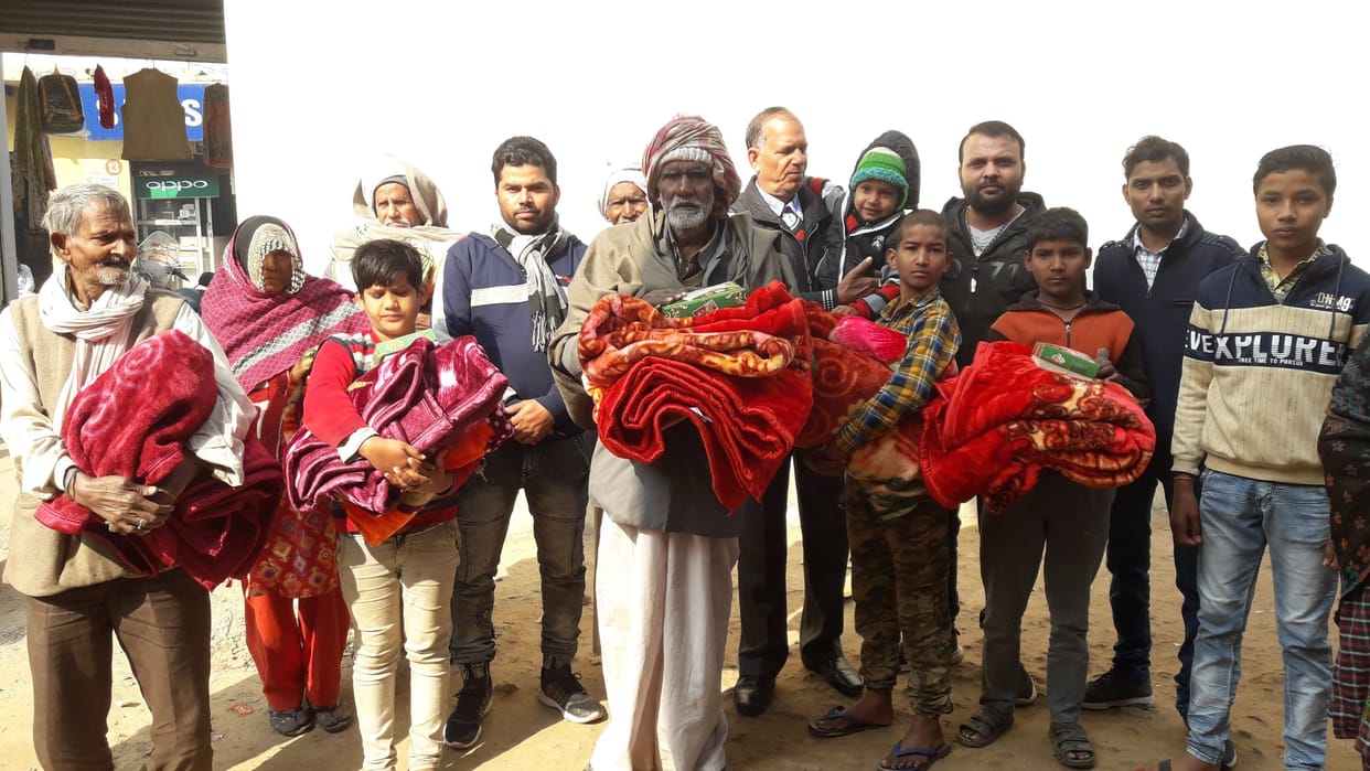 Makar Sankranti: Khichdi banquet took place, distributed blankets to the poor