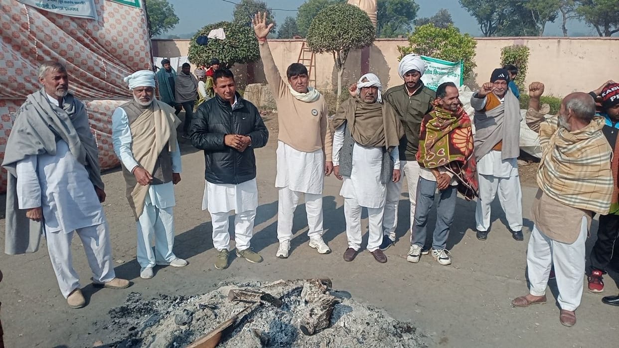 Farmers lit copies of agricultural laws in the fire of Lohri