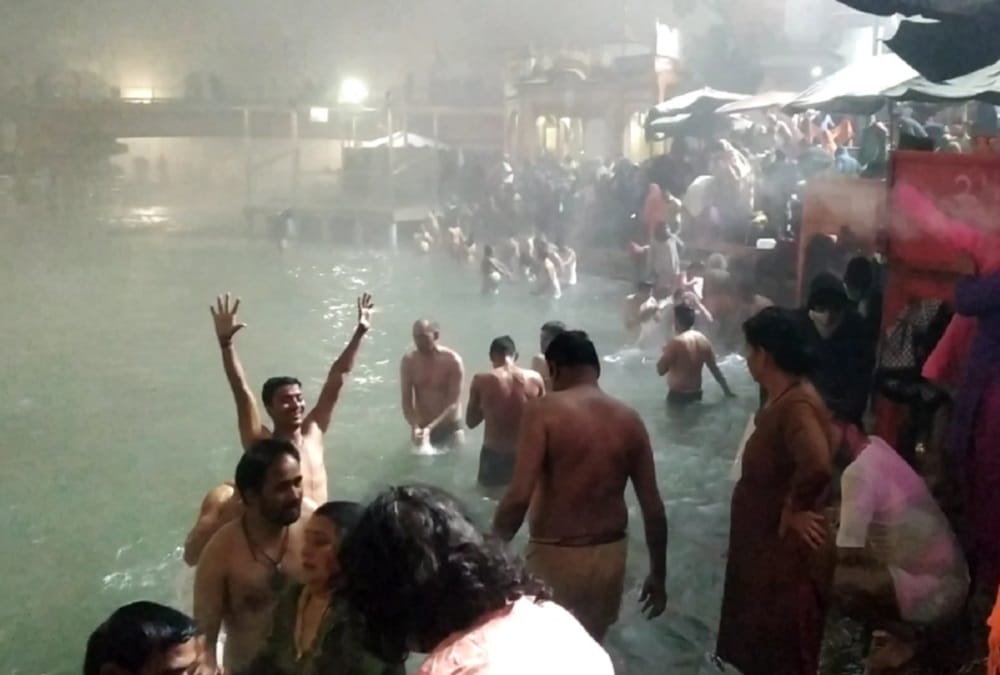 Makar Sankranti 2021 Latest news: Photos of Devotees took Holy DIP in har ki pauri ganga During Bitter cold at Early Morning