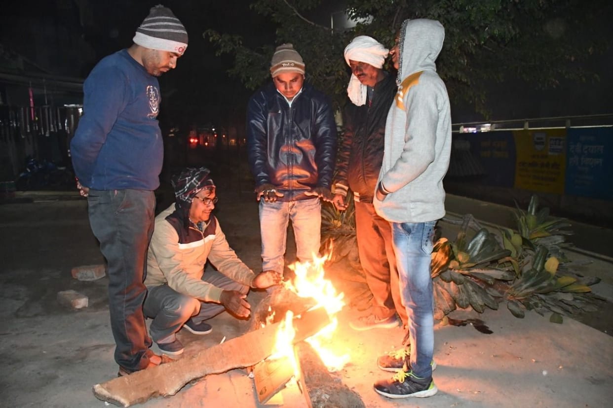 ghane kohare mein dheemee padee vaahanon kee raphtaar, kampakampee chhootee