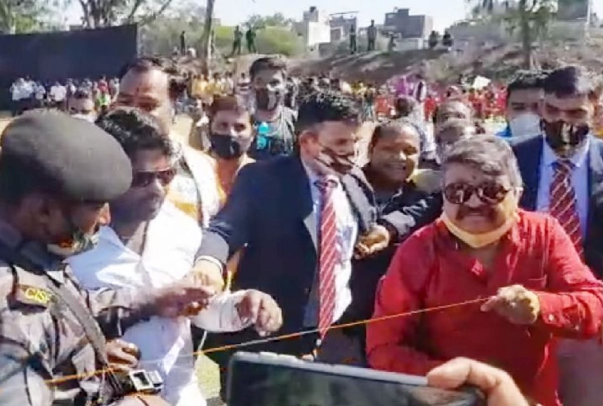 Indore: Kailash Vijayvargiya celebrated Makar Sankranti by playing Gilli-Danda, people fiercely flew kites