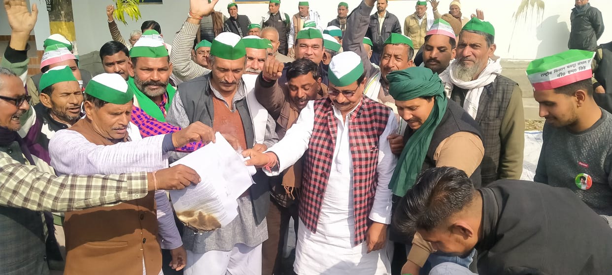 Farmers organizations burn copies of agricultural laws
