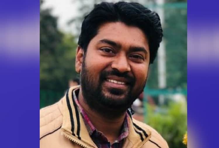 A Fine art teacher of chandigarh has depicted the change of city on wood  