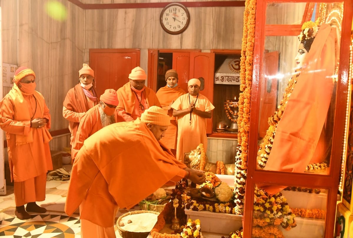 CM Yogi Adityanath reaches Gorakhnath Temple on the occasion of Makar Sankranti