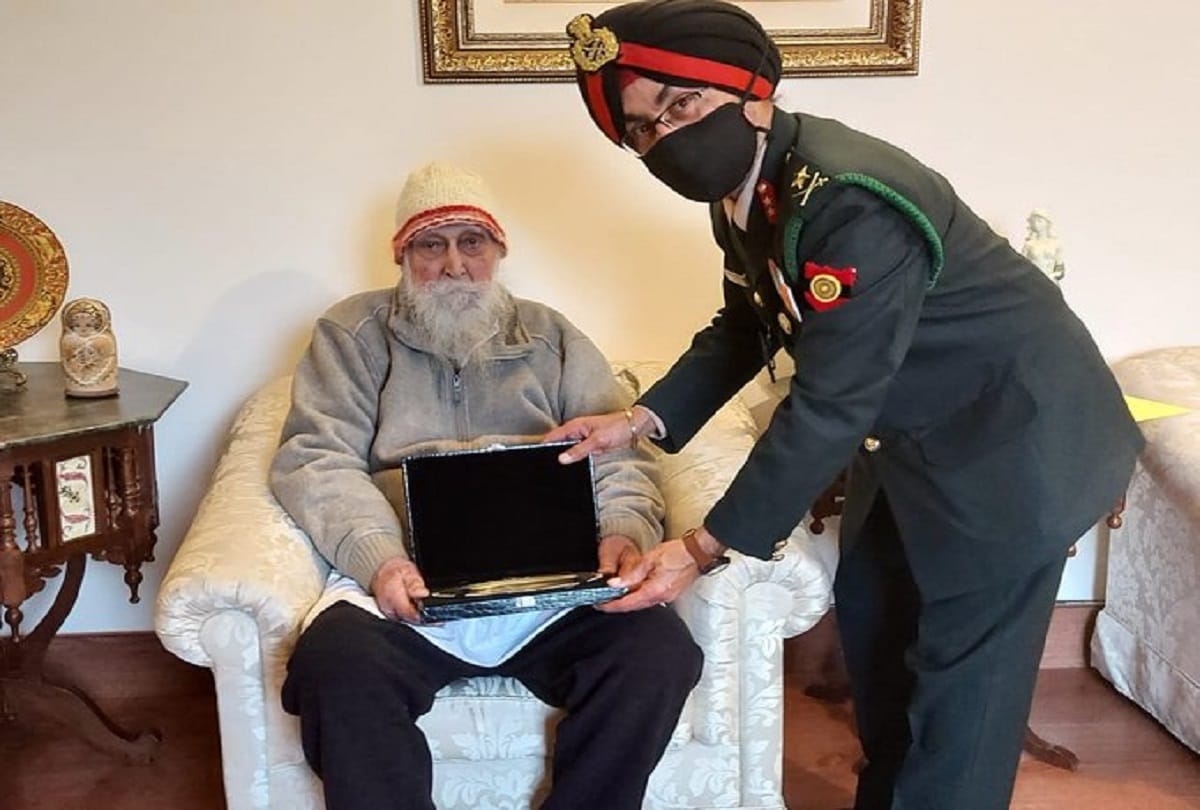 Veterans Day: Col Prithipal Singh Retd presented with a Silver Salver on behalf of CDS 