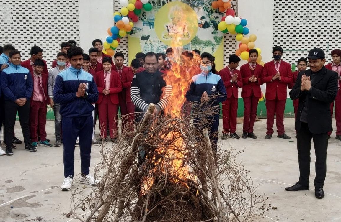 Hathras: Students, students celebrated Lohri with teachers, created a blast