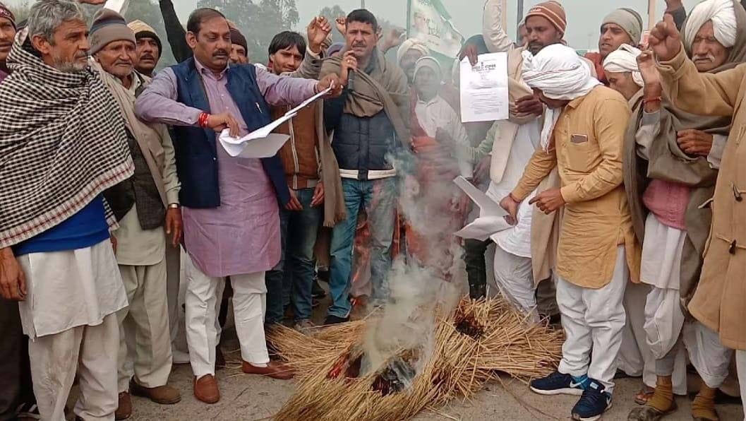 Farmers burnt copies of agricultural laws