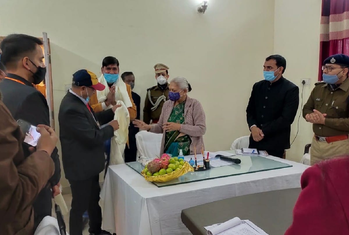 UP Governor Anandiben Patel interacts with farmers in Firozabad