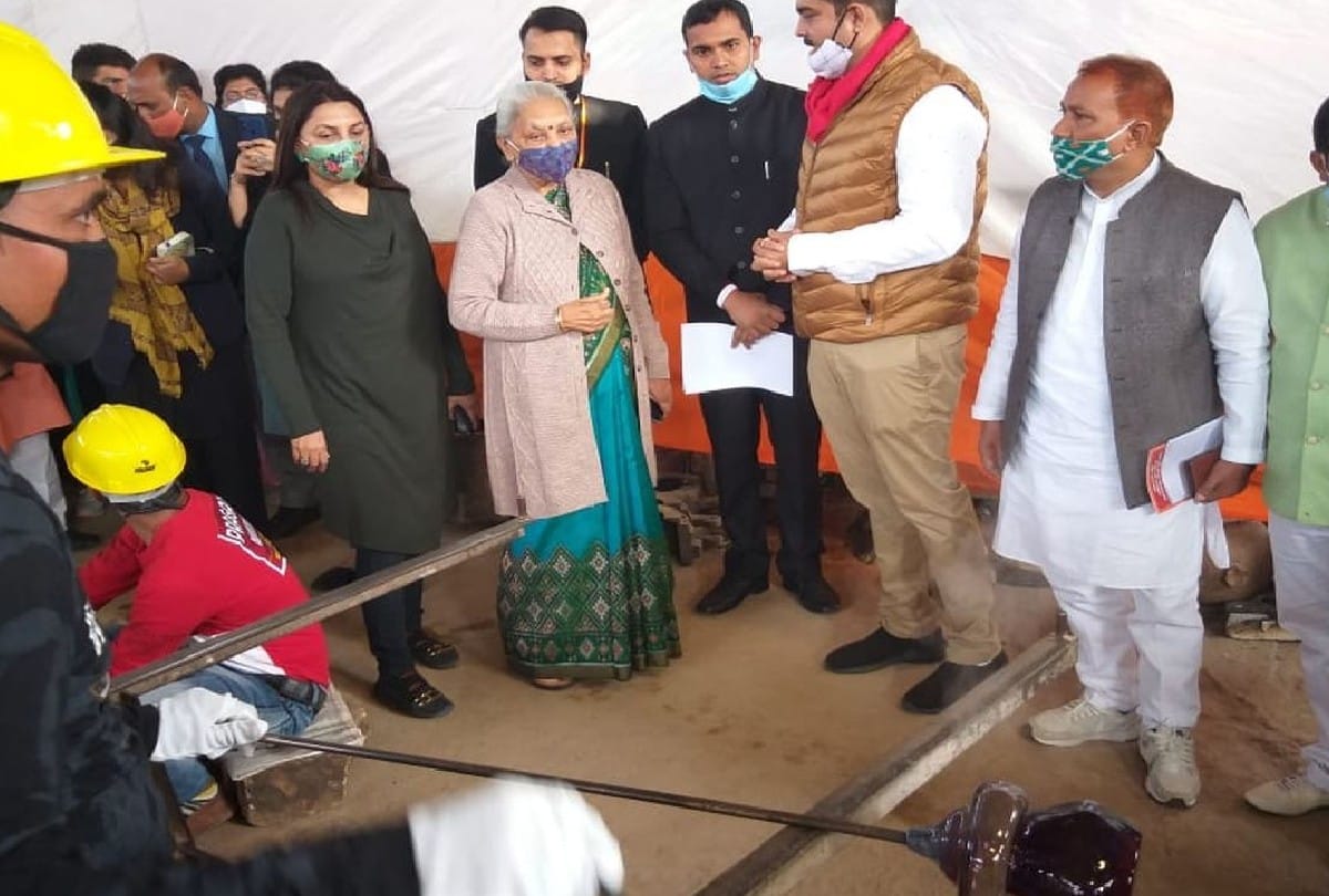 Anandiben Patel surprised to see the mouth blowing process at glass factory in Firozabad