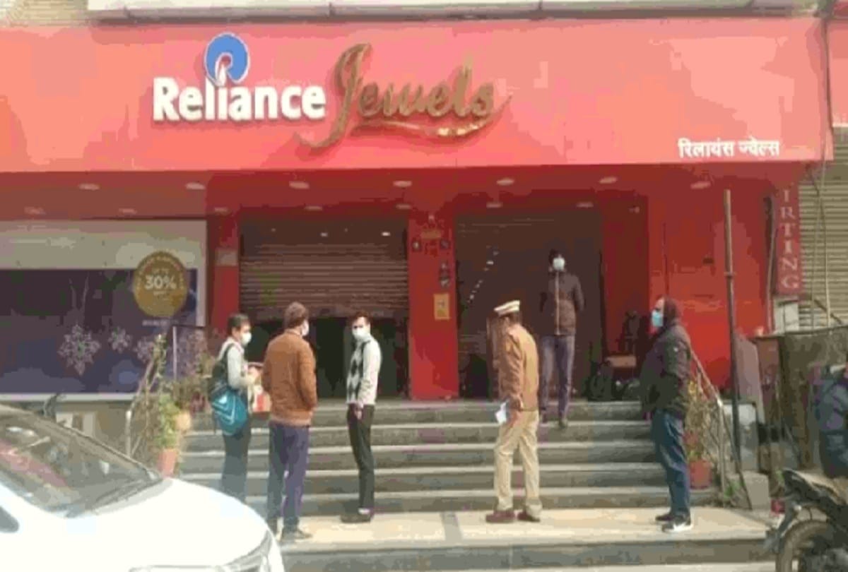 Robbery of crores by taking guard hostage in jewellery showroom in delhi