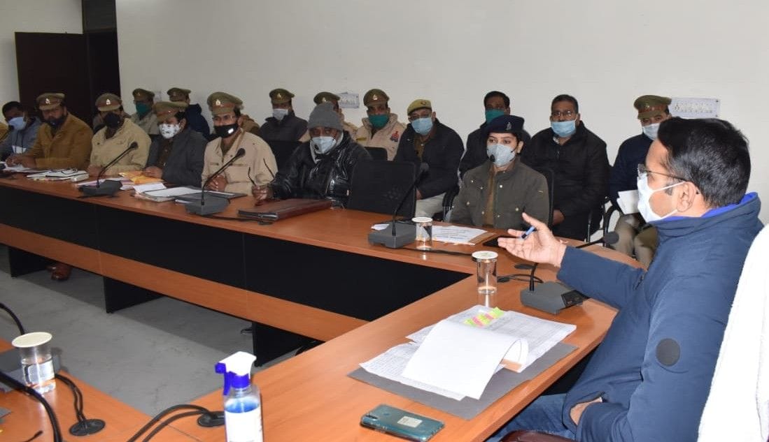 Hathras: SP teaches crime control lesson to subordinates in seminar