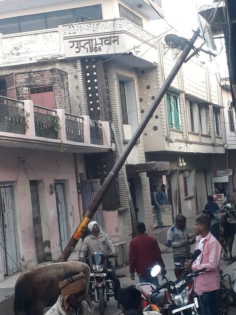 Electric pole fell, accident saved