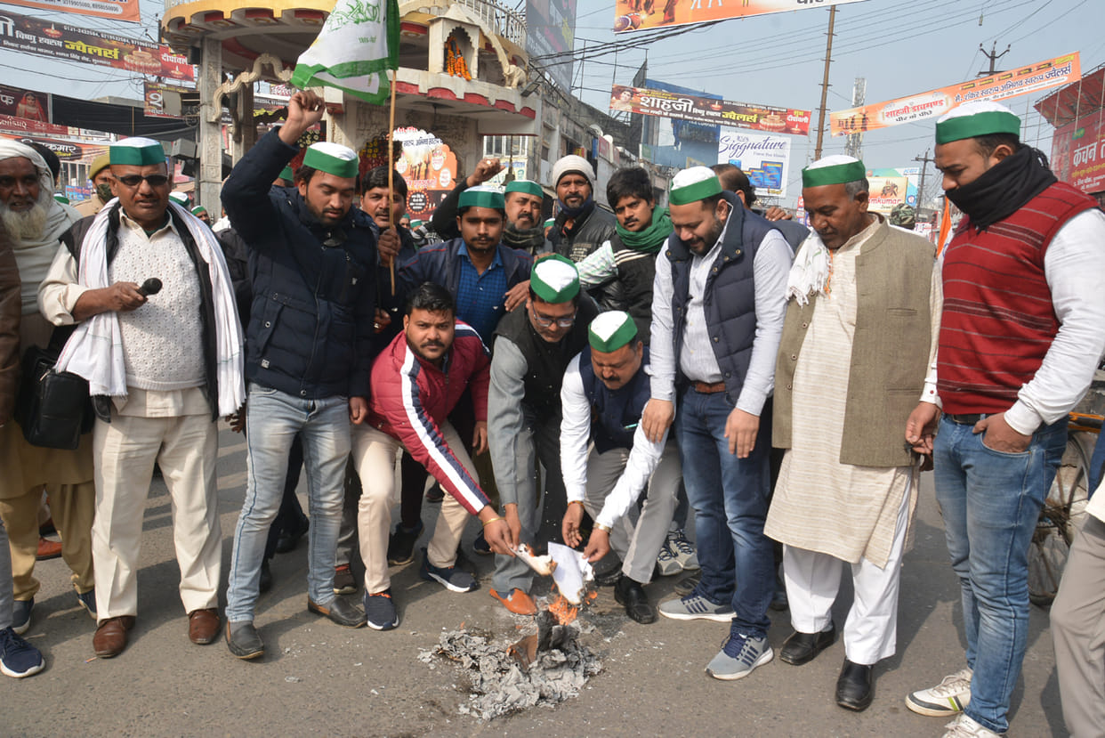 BKU workers burnt copies of agricultural laws