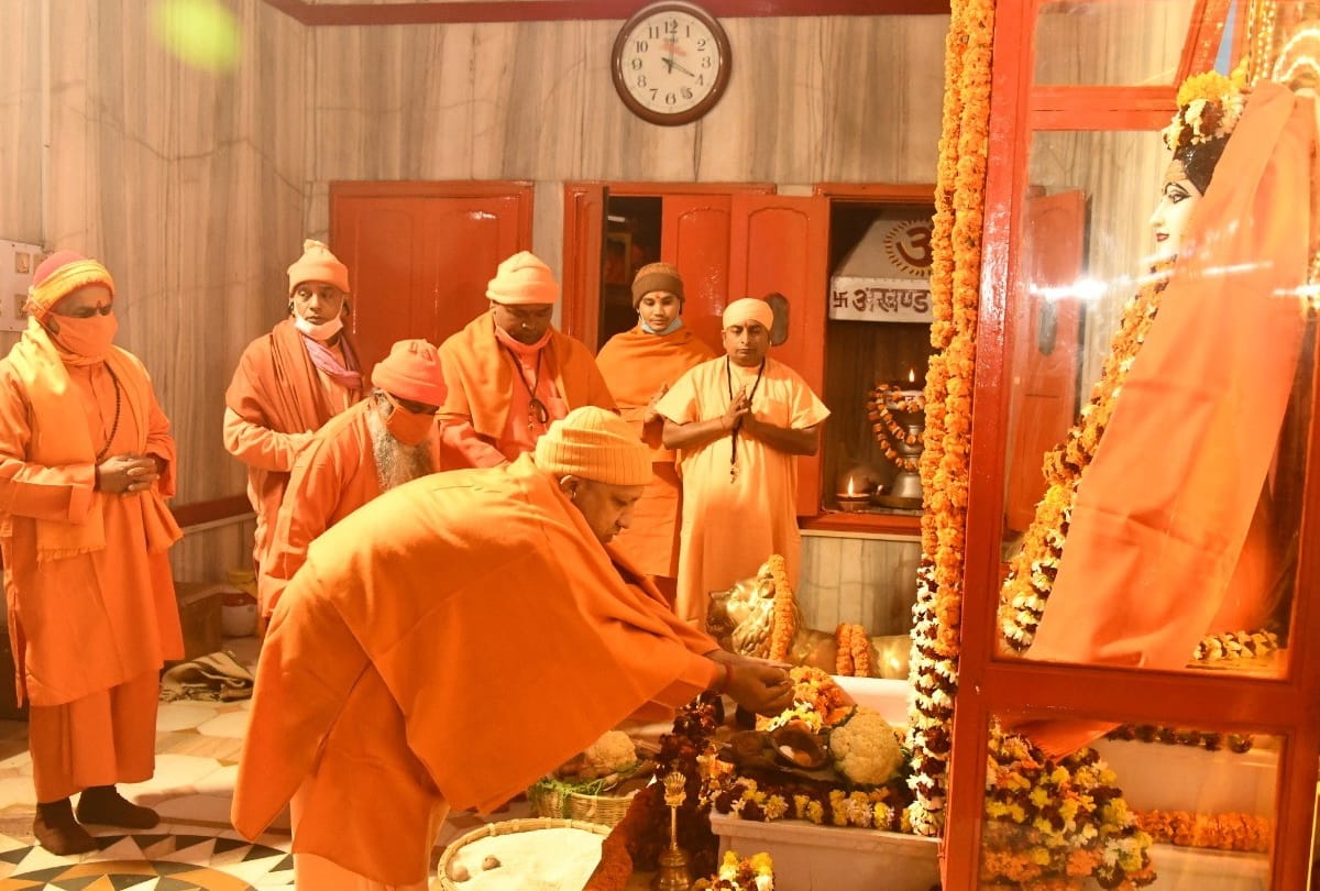 cm yogi adityanath pray to gorakhnath temple on makar sankranti 2021