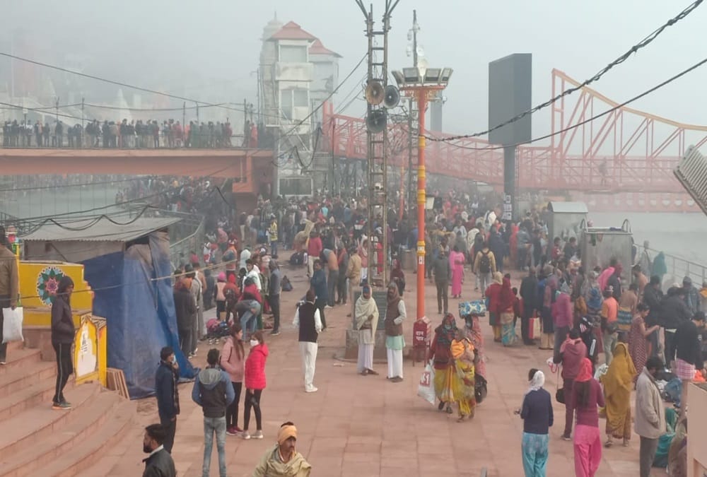 Makar Sankranti 2021 Latest news: Photos of Devotees took Holy DIP in har ki pauri ganga During Bitter cold at Early Morning