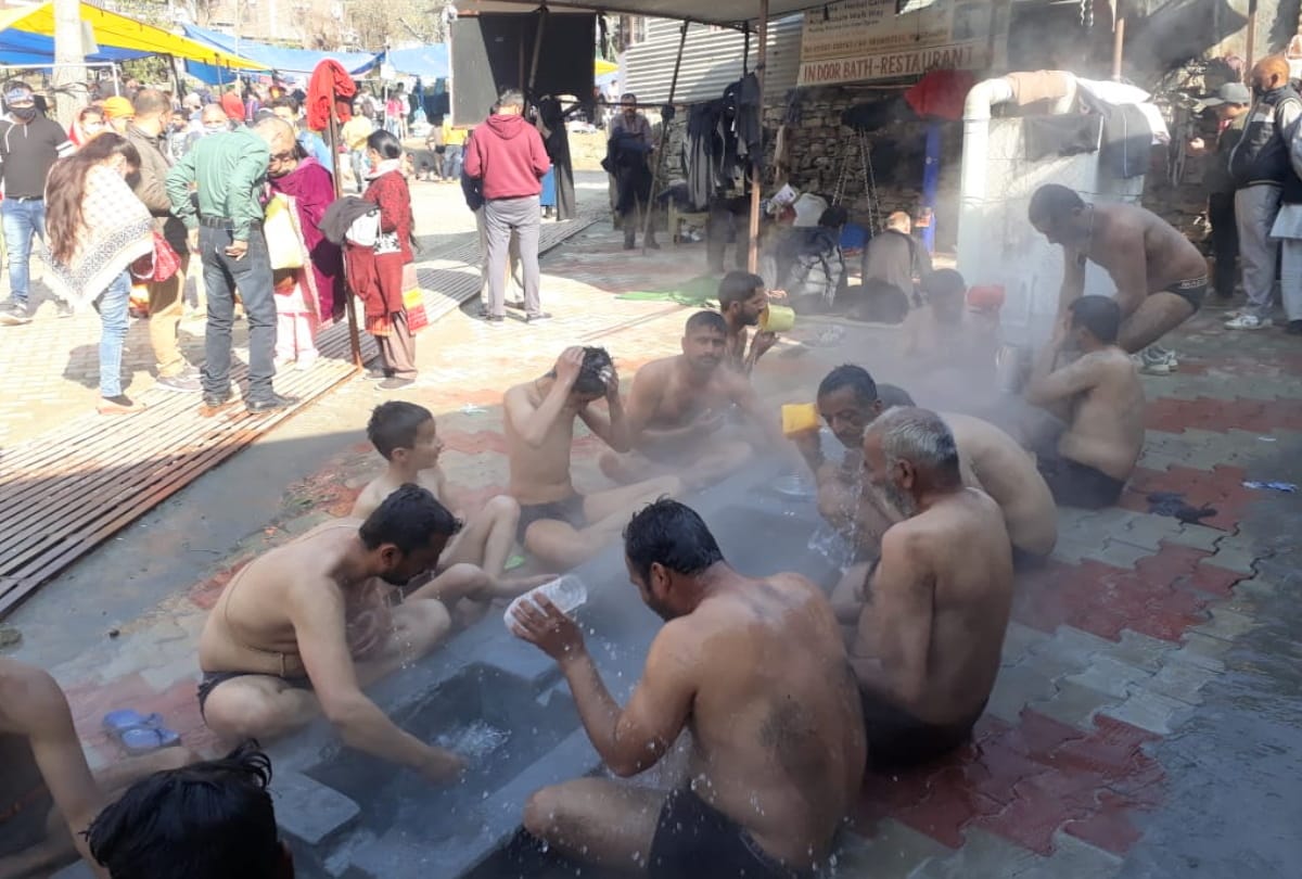Makar Sankranti 2021: Devotees took holy bath in Tattapani of Himachal pradesh, See photos