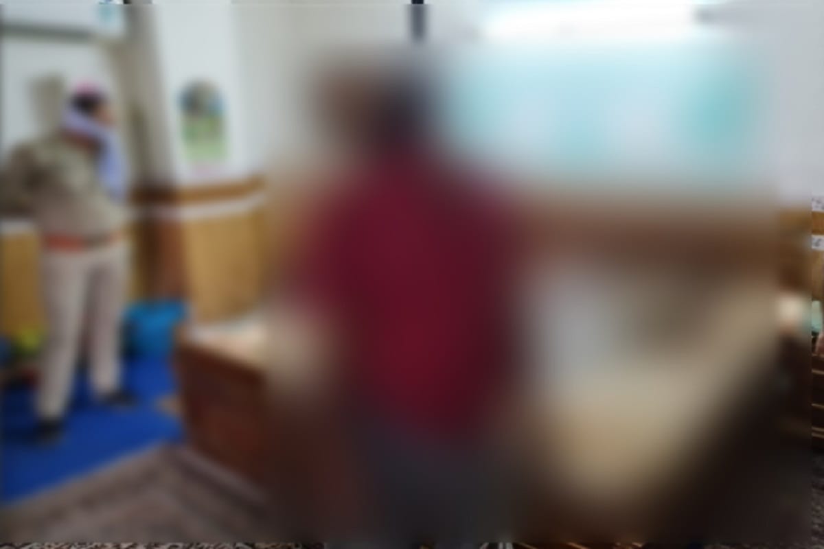 Meerut News: A debt-ridden youth hangs himself in the hotel