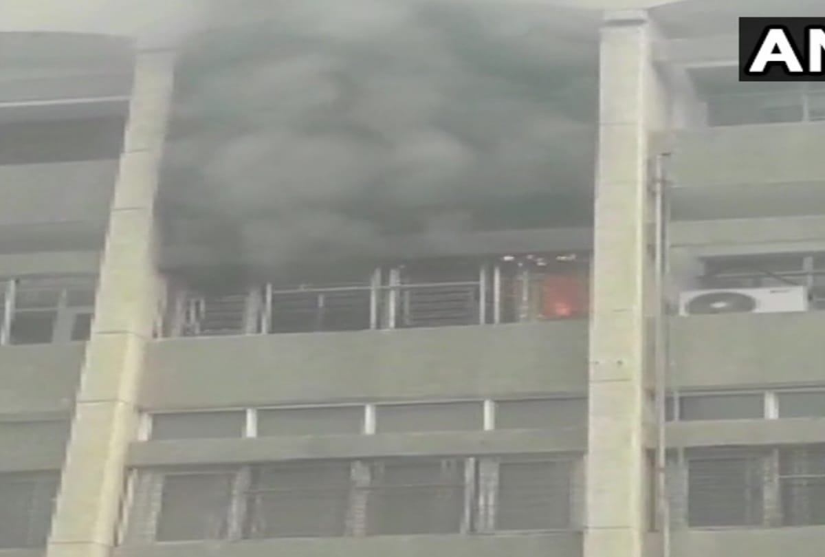 Safdarjung Hospital Delhi Fire News: delhi safdarjung hospital opd nursing changing room catches fire, controlled all update